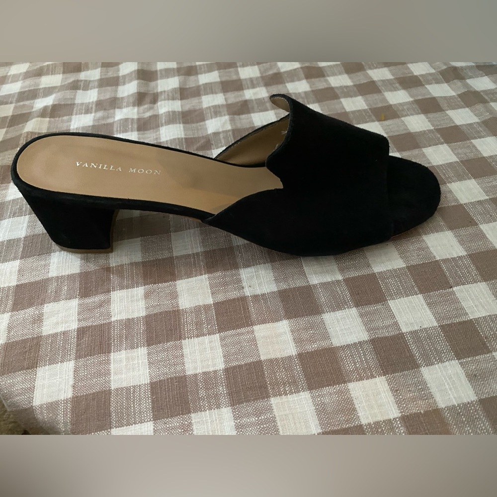 Loafer cut slide pump